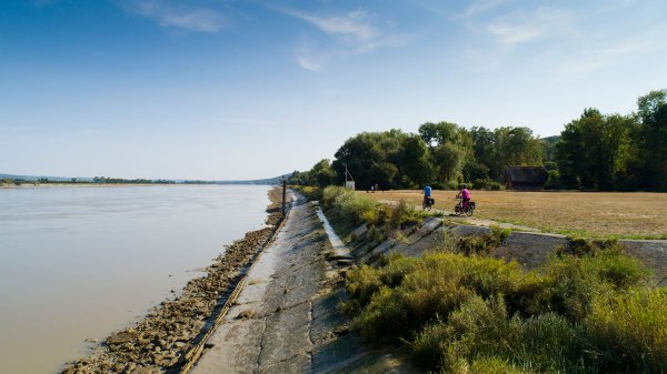 A-vélo-sur-les-berges-de-la-Seine-©ADT27,-P Le label Accueil Vélo