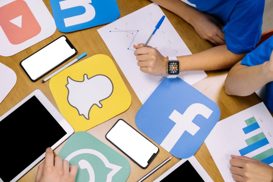 close-up-of-hand-analyzing-the-instagram-application-graph-(3) Quiz : SEO et réseaux sociaux